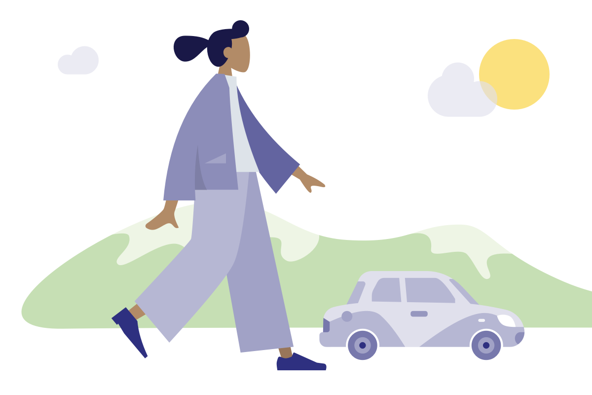 eine Fußgängerin, ein Auto, dahinter Berge und Sonne
